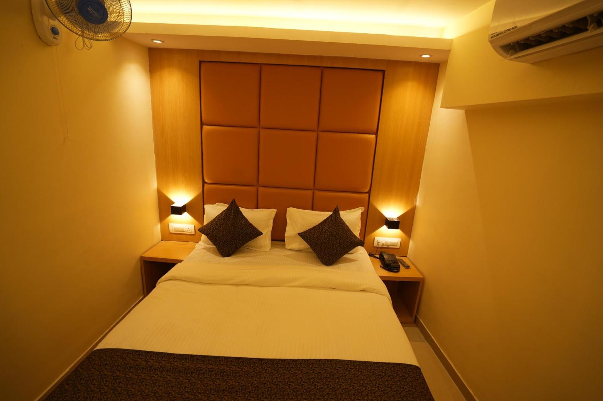Hotel Boston Мумбаї Екстер'єр фото