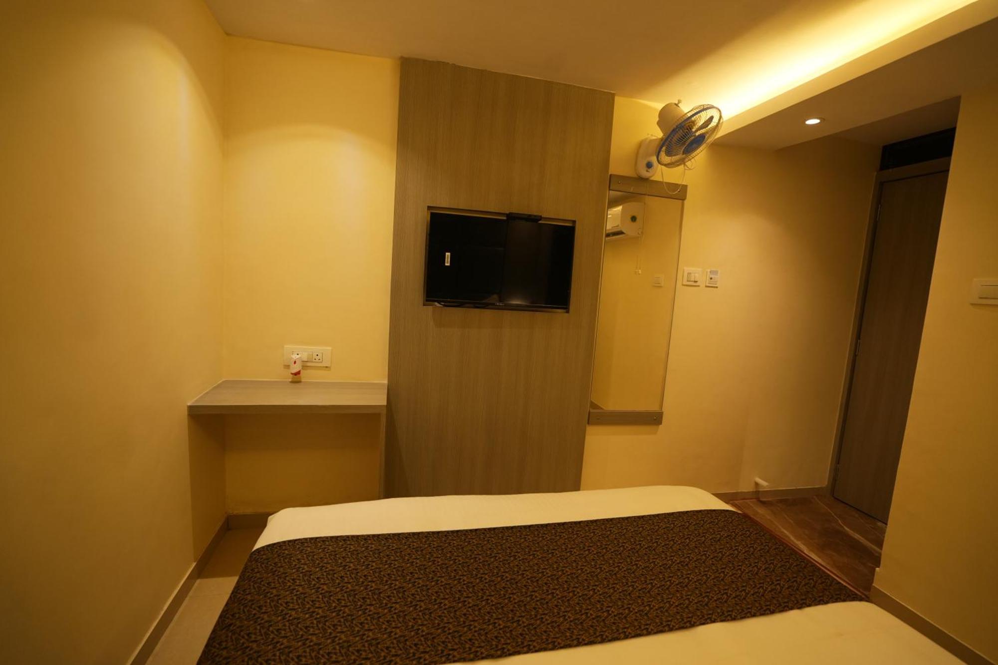 Hotel Boston Мумбаї Екстер'єр фото